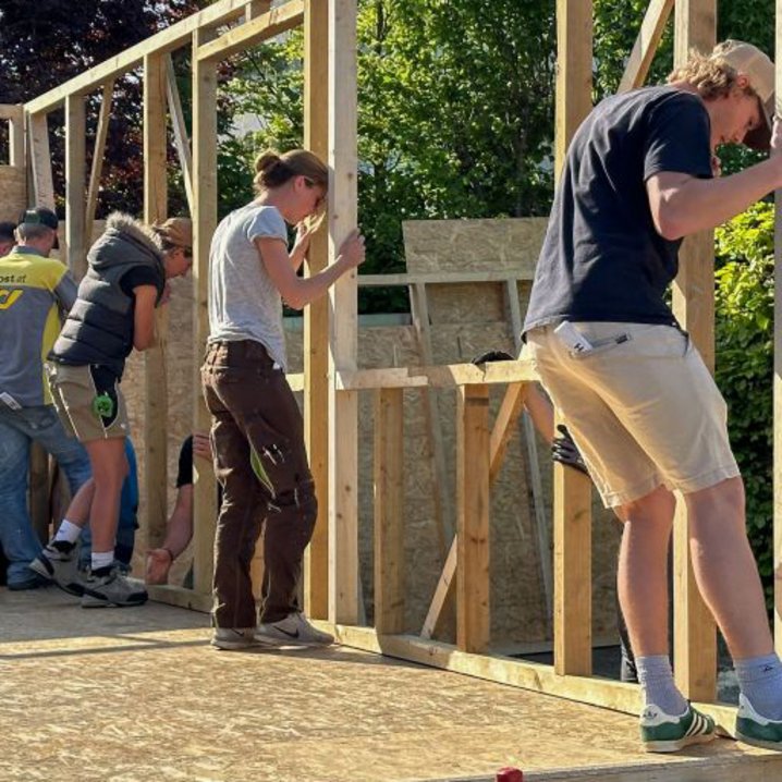 Bau der mobilen Lernwerkstatt (Foto: FH Salzburg/Hermann Huber)