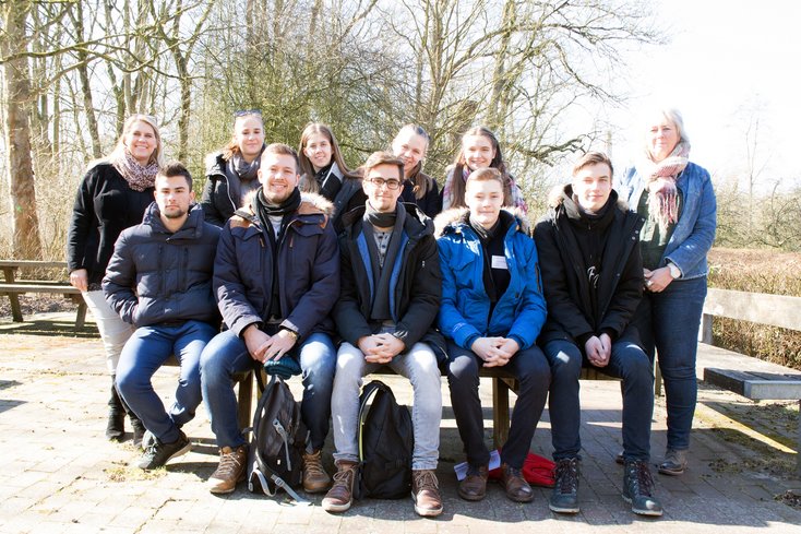 Zehn Schülerinnen und Schülern aus Ungarn und Litauen erkunden diese Woche die Angebote der Jade Hochschule. Betreut werden sie dabei von den Mitarbeiterinnen aus dem International Office Sabine Ahlers (h. li.) und Rita Forkel (h. re.). Foto: Jade HS/Gaby Pfeiffer