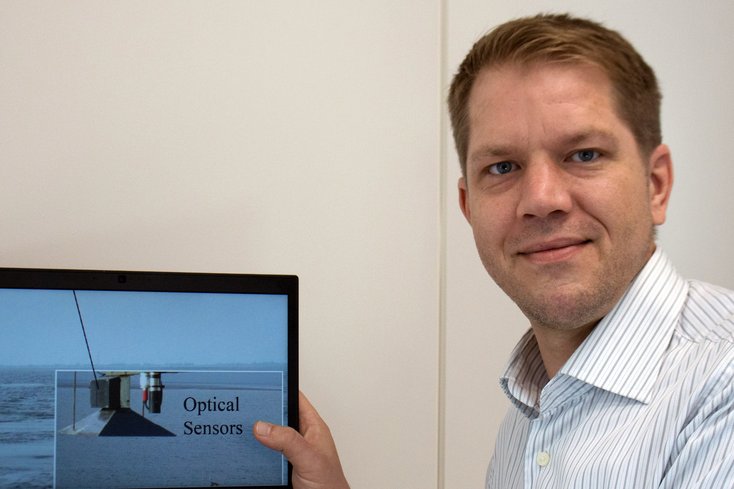 Prof. Dr. Nick Rüssmeiner möchte seine anwendungsnahen Forschungsaktivitäten des Engineerings von optischen Sensoren und mobilen Sensorsystemen gemeinsam mit den Unternehmen weiterentwickeln. (Foto: Jade HS)