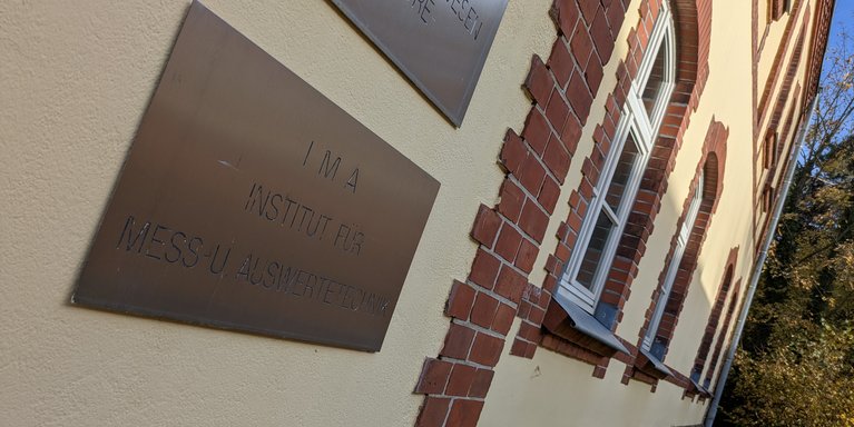 Schild Institut für Mess- und Auswertetechnik am Geodäsiegebäude