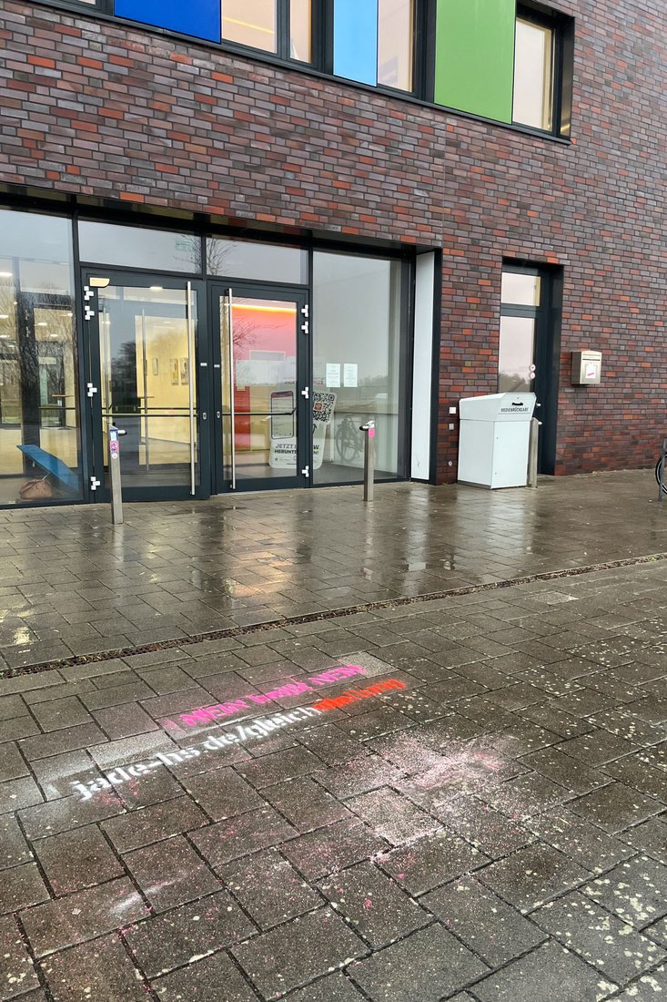 Botschaft vor dem Eingang (Foto: Christine Fornoff-Petrowski/Jade HS)