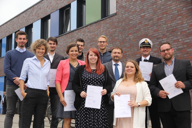 Absolvent_innen des Fachbereichs Seefracht und Logistik. Foto: Bernd Eickmann/Jade HS