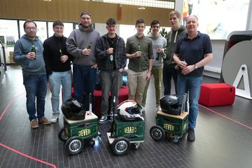 Studierende mit Bierkistenrennwagen