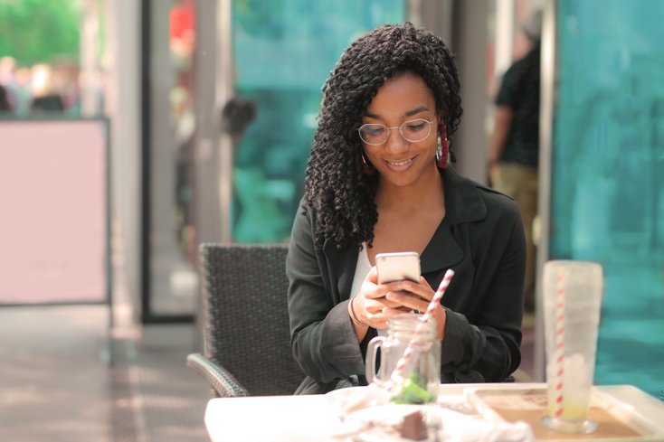 Wenn Restaurants, Einzelhandel, Hotels und Kulturbetriebe wieder geöffnet werden, muss deren Besuch zur Kontaktnachverfolgung dokumentiert werden. Das digitale Einchecken per App ersetzt ein zeitaufwendiges Ausfüllen von Formularen. (Foto: pexels) 
