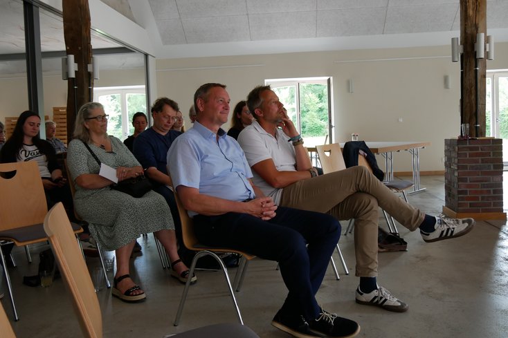 Auch Bürgermeister Michael Rösner (vorne links) ließ sich über die Ergebnisse informieren. (Foto: Ingrid Jaquemotte/Jade HS)