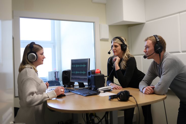 Studierende im Podcaststudio