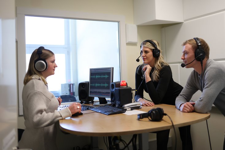Studierende im Podcaststudio