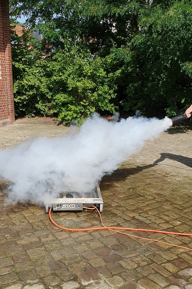 Einsatz eines CO2-Handfeuerlöschers bei der Ausbildung der Brandschutz- und Evakuierungshelfenden (Foto: Jade HS)