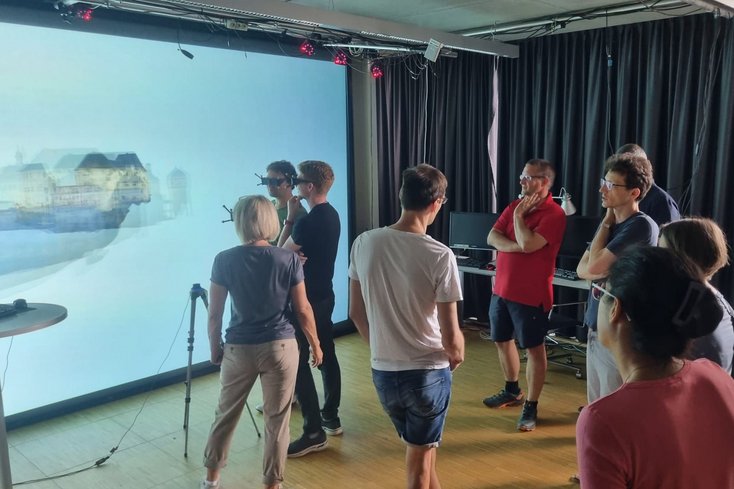 Neben dem wissenschaftlichen Austausch konnten die Teilnehmer_inen auch neue Virtual-Reality-Technologien im Bauwesen testen (Foto: Prof. Dr. Jürgen Melzner)