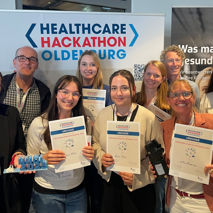 Die Challenge-Geber Prof. Dr. Stefan Gaßmann (2. v.l.) und Prof. Dr. Armin Schneider (3. v.r.) mit dem Gewinner-Team „Orthomate“ (v. l.) Regina Arosenko, Oliwia Hulak, Birte Ludovice-Moreira, Regina Rauch, Sonja Sydekum,Anke Heinemann, Maysam Alkwiefi (Foto: Jade HS) 