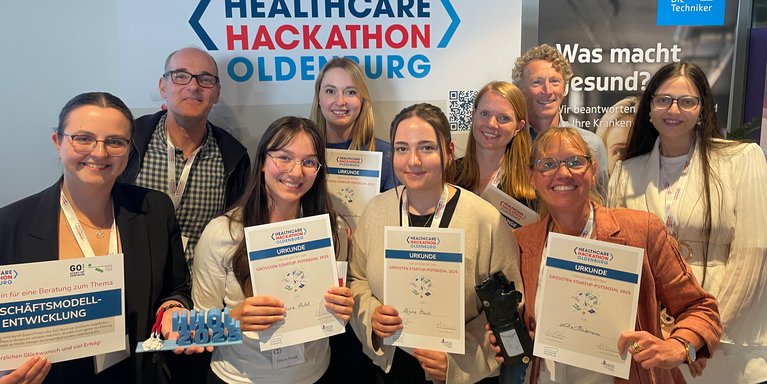 Die Challenge-Geber Prof. Dr. Stefan Gaßmann (2. v.l.) und Prof. Dr. Armin Schneider (3. v.r.) mit dem Gewinner-Team „Orthomate“ (v. l.) Regina Arosenko, Oliwia Hulak, Birte Ludovice-Moreira, Regina Rauch, Sonja Sydekum,Anke Heinemann, Maysam Alkwiefi (Foto: Jade HS)