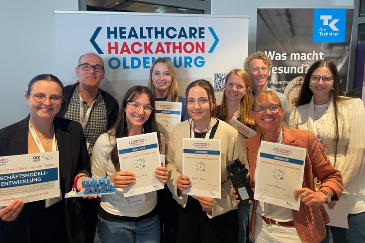 Die Challenge-Geber Prof. Dr. Stefan Gaßmann (2. v.l.) und Prof. Dr. Armin Schneider (3. v.r.) mit dem Gewinner-Team „Orthomate“ (v. l.) Regina Arosenko, Oliwia Hulak, Birte Ludovice-Moreira, Regina Rauch, Sonja Sydekum,Anke Heinemann, Maysam Alkwiefi (Foto: Jade HS)