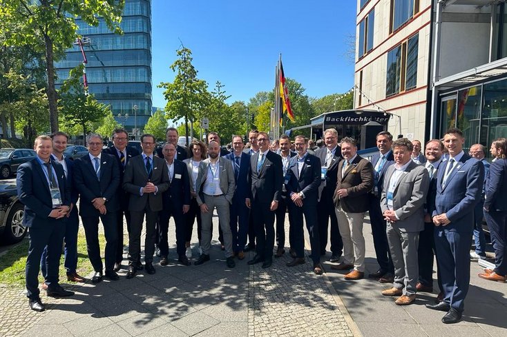 Vertreter_innen der regionalen Politik sowie aus Wirtschaft und Wissenschaft kamen während der Netzwerk- und Diskussionsarena in Berlin zu aktuellen Herausforderungen der Energiewende ins Gespräch (Foto: Olaf Fischer/JadeHS)