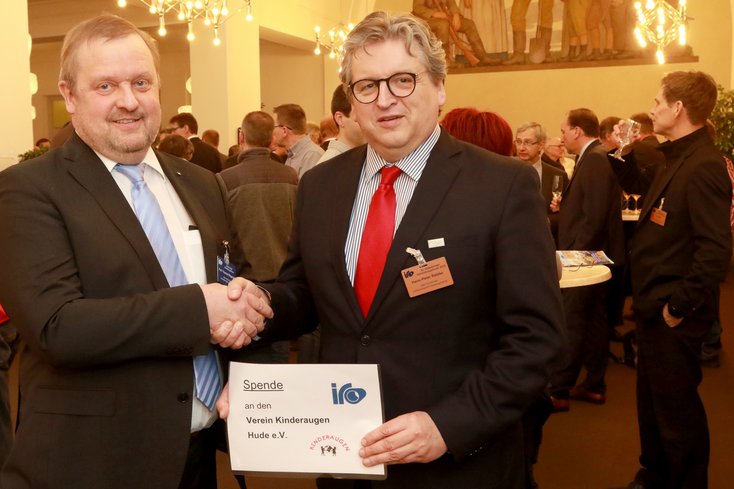 Prof. Thomas Wegener vom Institut für Rohrleitungsbau freute sich, die Spendensumme von 4.677,20 Euro an Hans-Peter Ratzke, der sich für Kinderaugen e.V. engagiert, zu überreichen. Foto: Jade HS/Piet Meyer