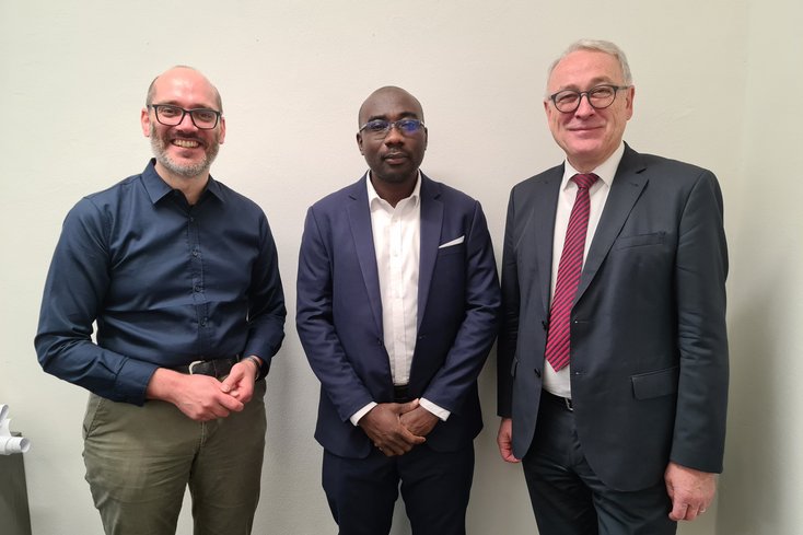 Prof. Dr. Jan Matthias Stielike (li.) und Prof. Dr. Manfred Weisensee (re.) begrüßten Dr. Kwame Obeng (mi.) aus Ghana (Foto: Jade HS/Lena Wiegand)