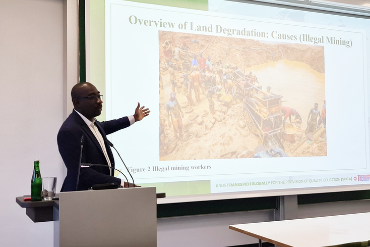 Dr. Kwame Obeng erläutert Gründe und Auswirkungen von Landdegradation in Ghana. (Foto: Jade HS/Lena Wiegand)