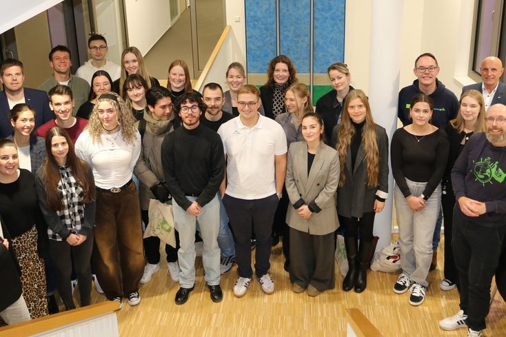Alle am Projekt beteiligten MWJ-Studierenden mit den Vertretern der NV-Versicherungen und ihrem Dozenten Prof. Dr. Andreas Schelske (Foto: Jade HS)
