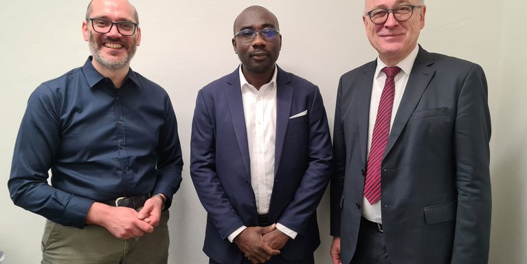 Prof. Dr. Jan Matthias Stielike (li.) und Prof. Dr. Manfred Weisensee (re.) begrüßten Dr. Kwame Obeng (mi.) aus Ghana (Foto: Lena Wiegand)