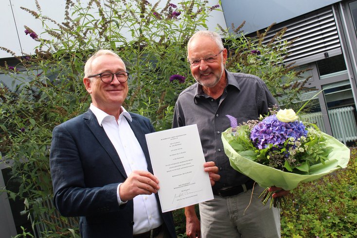 Langjährige Zusammenarbeit: Hochschulpräsident Prof. Dr. Manfred Weisensee (li.) und Prof. Dr. Uwe Weithöner. (Foto: Gaby Pfeiffer/Jade HS)
