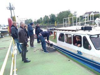 Studierende stehen vor der Schulungsbarkasse ALK.