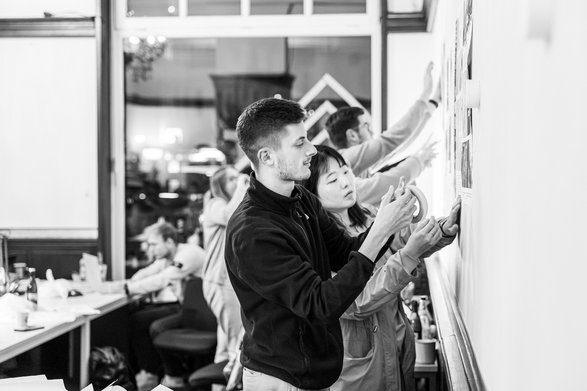 Studierende hängen Pläne auf