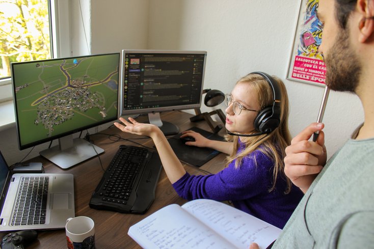 Leonie Weineck und Frederic Bergen bereiten sich auf den ersten Stream vor. (Foto: Carl Benno Michaelsen)