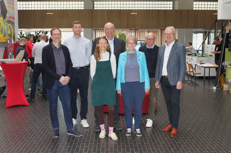 Kevin Haupt (2. v. l.) und Berit Müller (vorne links) mit dem Präsidium zur Eröffnung des Green Office (Bild: Jade HS/Maritje Sanders)