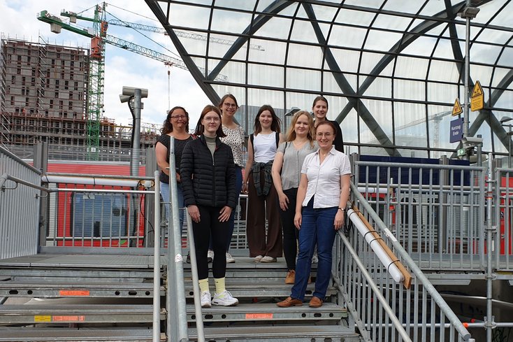 Prof. Dr. Iris Reuther mit Studentinnen in der Hamburger HafenCity. (Foto: Andreas Rieper)