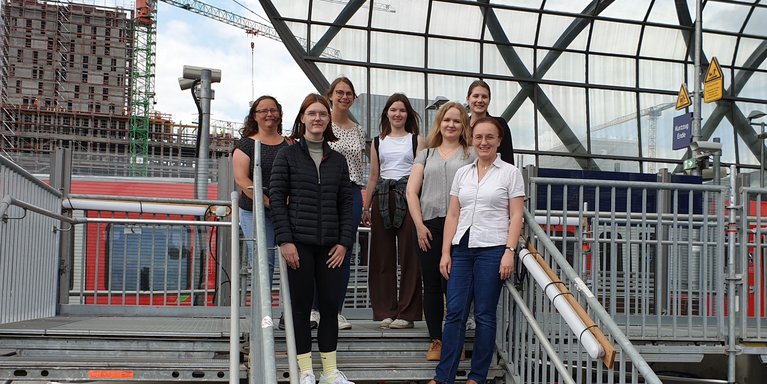 Prof. Dr. Iris Reuther mit Studentinnen in der Hamburger HafenCity. (Foto: Andreas Rieper)