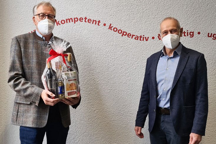 Hon.-Prof. Klaus Kertscher (li.) wurde von Studiendekan Prof. Harry Wirth persönlich verabschiedet. Weitere Angehörige der Abteilung Geoinformation sagten im Rahmen eines Online-Meetings Tschüß. (Foto: Lena Wiegand/Jade HS)