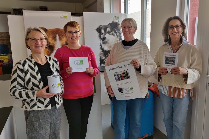 v.l. Anke Lüpges und Tina Oldewurtel (Bibliothek, Jade HS) überreichen die Geldspende an Elisabeth Hiel und Sigrid Osterloh (Futterbox) (Foto: Jade HS)