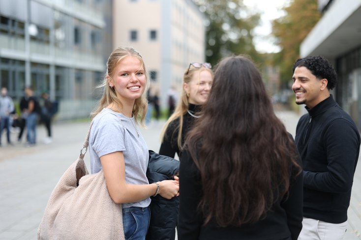 Studierende unterhalten sich auf dem Campus Oldenburg.