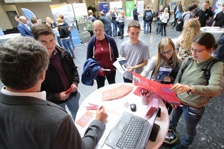 Im Anschluss an die Kurzpräsentationen war ausreichend Zeit für die Studierenden, mit den Ausstellern ins Gespräch zu kommen. (Foto: Piet Meyer)