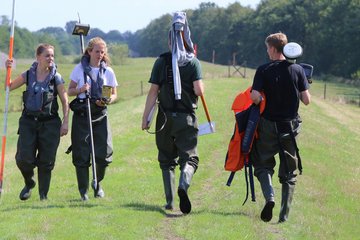 Studierende des Studiengangs Angewandte Geodäsie während einer praktischen Übung