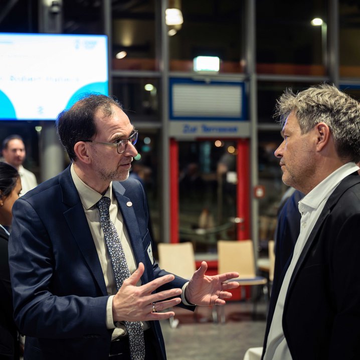Prof. Dr. Holger Saß im Austausch mit dem Bundesminister für Wirtschaft und Klimaschutz Dr. Robert Habeck (Foto: Mohssen Assanimoghaddam)