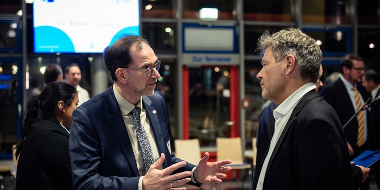 Prof. Dr. Holger Saß im Austausch mit dem Bundesminister für Wirtschaft und Klimaschutz Dr. Robert Habeck (Foto: Mohssen Assanimoghaddam)