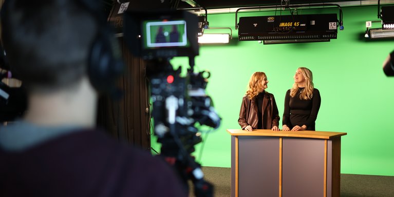 Studierende im Videostudio