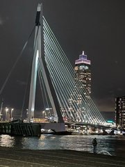 Beleuchtete Brücke in Rotterdam