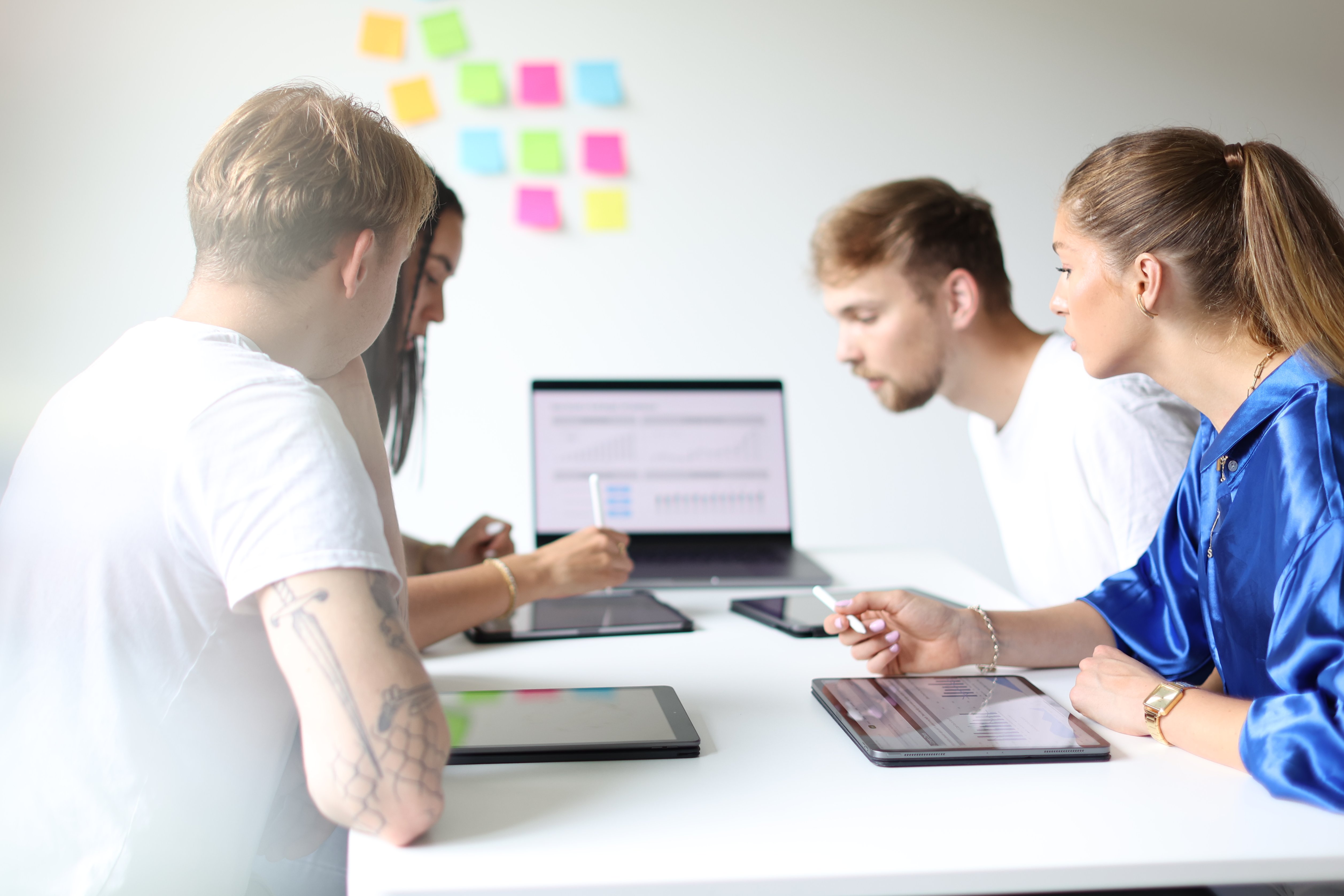 Studierende sitzen am Tisch und erarbeiten ein Konzept