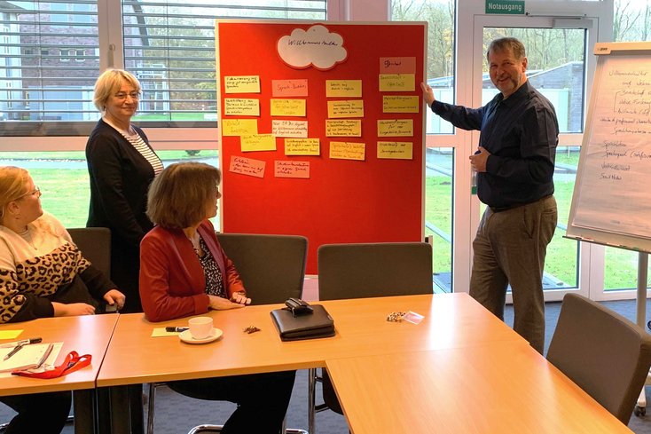 Andrea Menn und Stephan Fuchs mit Teilnehmerinnen des Workshops zur Sprachenpolitik (Foto: S. Wessels, Jade HS)