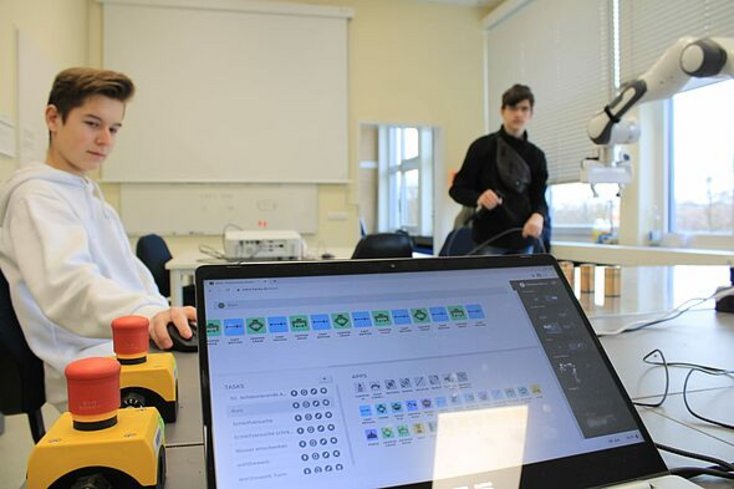 Ein Großteil der Arbeit mit den Roboterarmen läuft über den Computer ab. (Foto: Maria-Theresia Paetz)
