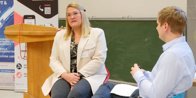 Carina Kämena, Müller's Wurstdiele, im Interview mit Malte Schmidt, berichtet aus der Perspektive des Fleischereibetriebes über ihren Social Media Erfolg bei der Personalgewinnung (Foto: Jan Jesko Mantey/Universität Oldenburg)