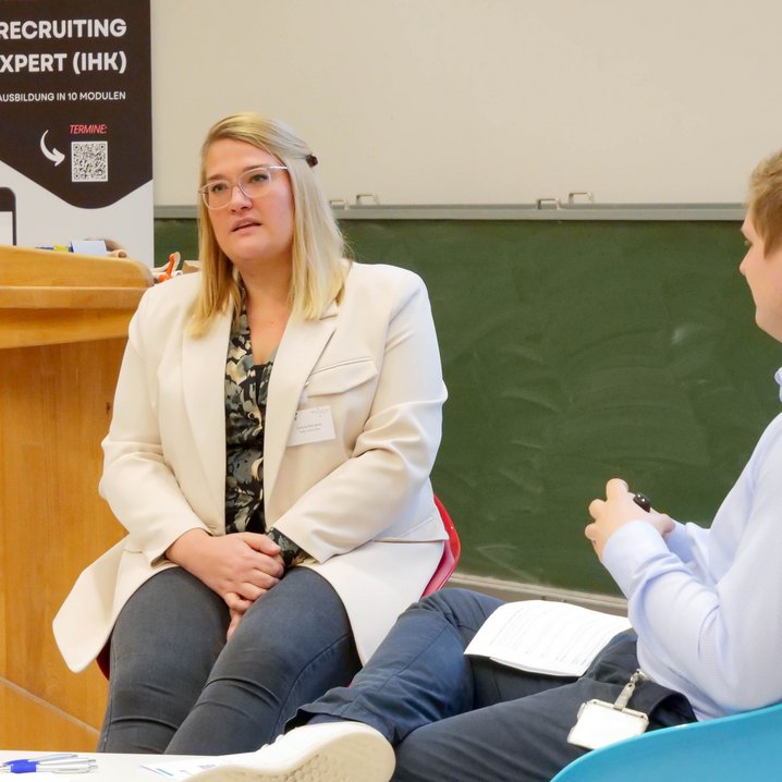 Carina Kämena, Müller's Wurstdiele, im Interview mit Malte Schmidt, berichtet aus der Perspektive des Fleischereibetriebes über ihren Social Media Erfolg bei der Personalgewinnung (Foto: Jan Jesko Mantey/Universität Oldenburg)