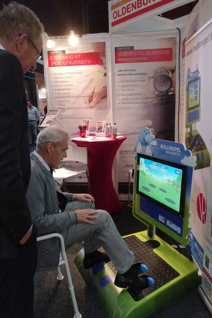 Was wie ein „Daddel-Automat“ aussieht, hat neben einem gehörigen Spaß-Faktor einen ernsten Hintergrund: Als sogenanntes „Serious Game“ („ernstes Spiel“) ist es ein Bewegungsspiel für ältere Menschen. (Foto: Christina Schumacher/Jade HS)