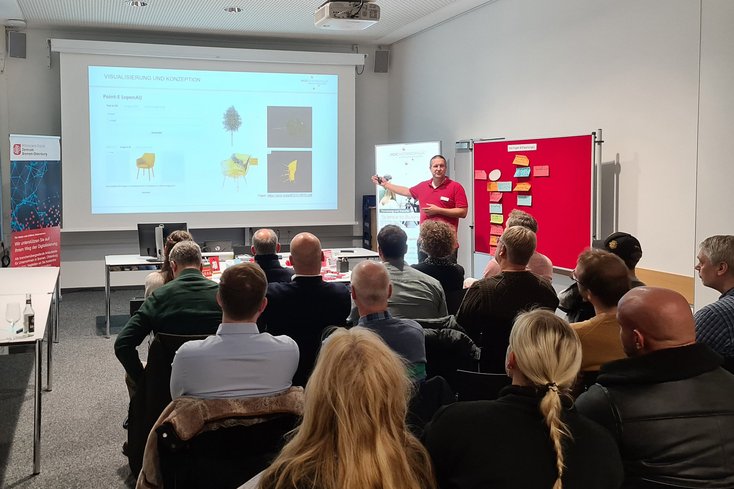 Prof. Dr. Sebastian Hollermann gab den Firmenvertreter_innen zahlreiche Praxisimpulse für die Nutzung Künstlicher Intelligenz mit. (Foto: Jade HS/Lena Wiegand)