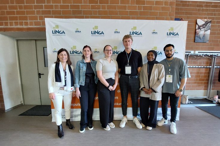 Prof. Dr. Ines Behn-Künzel (li.) mit den Studierenden Anastasia Kapatschinski, Friederike Meyer, Lukas Brunken, Fathimatou Mayoussa Mefire und Thanusijan Thavaseelandes