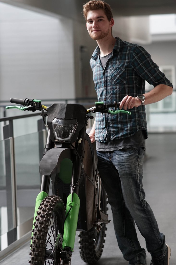 Ein Beispiel für agile Produktentwicklung: David Schoone präsentierte sein selbst entwickeltes elektrisches Motorrad (Foto: Lennart Willms/JadeHS)