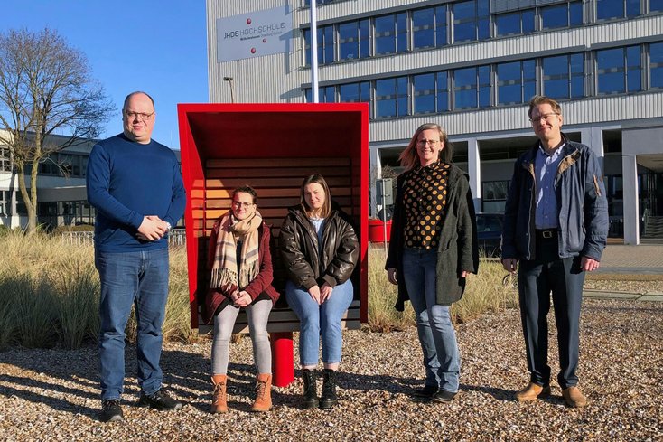 Das Projektteam von „Studium und Praxis plus“ möchte die Studierenden am Fachbereich Ingenieurwissenschaften gut auf den Berufseinstieg vorbereiten (v.l.): Prof. Dr.-Ing. Matthias Haupt, Mareike Krinke, Tove Paulsen, Mareike Schlenkhoff und Prof. Dr.-Ing. Nick Rüssmeier (Foto: Sergej Lamanov)