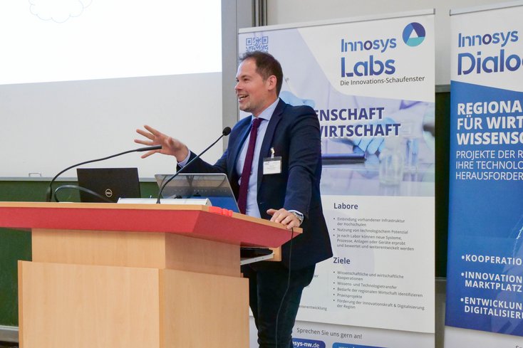 Prof. Dr. Felix Horstmann, Jade Hochschule, erläutert die Handlungsfelder analytische KI und Generative KI (Foto: Jan Jesko Mantey/Universität Oldenburg)