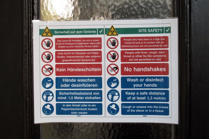 Diverse Aushänge zum Thema „Hygiene“, Abstandsmarkierungen und Gebotszeichen „Maske tragen“ hat das Team der Stabsstelle Arbeitssicherheit/Arbeitsmedizin angebracht. (Foto: Jade HS) 